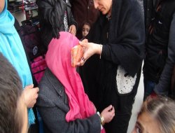 Kapkaççının çarptığı engelli kadın yaralandı