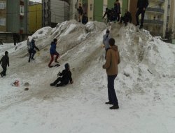 Muş’ta kar yığınları kaldırılmayınca çocuklar için eğlence oldu