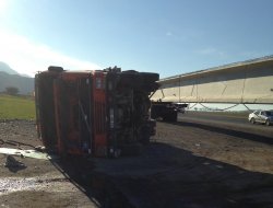 TIR yan yattı; 1 yaralı