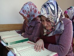 Kur’an Okumayı Öğrenmek İçin Aynı Sırada Oturdular