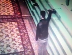 Camide ayakkabı çalarken kameralara yakalandı