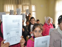 Suriyeli öğrencilere Kürtçe ders kitapları dağıtıldı