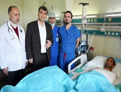 Kesilmek üzere olan eli karnına gömüldü