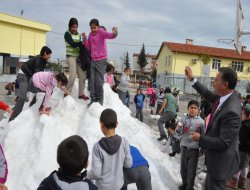 Öğrenciler kamyonlarla getirilen karda eğlendi