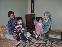 Serêkaniyê'de evlerine bomba isabet eden aile yardım bekliyor