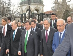 Davutoğlu cuma namazını Sultanahmet'te kıldı