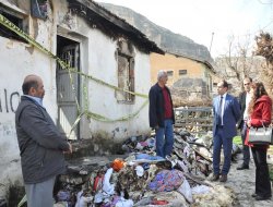 Hasankeyf kaymakamı Temel Ayca, evi yanan aileyi ziyaret etti