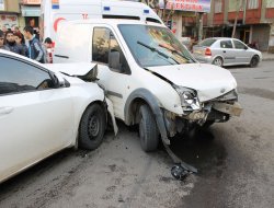 Aşırı hızlı araç kaza yaptı; 3 yaralı