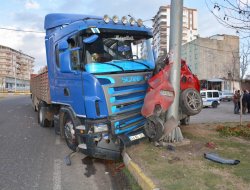 TIR arabayaı biçti