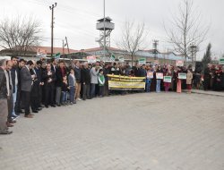 Cezaevi önünde Müslüman tutsaklara özgürlük istediler