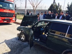 Batman Şirinevler Mahallesinde ambulansa çarpan otomobil alev aldı