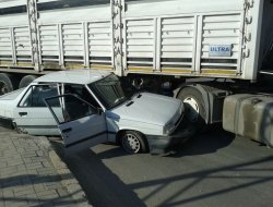 Otomobil kaldırım ile TIR arasında sıkıştı