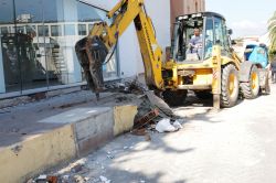 Mersin Güvenevler Mahallesi’nde kaçak yapılar yıkılıyor