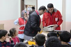 Kızılay Hizan'da 200 öğrenciye giyim yardımı yaptı