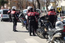 Gaziantep Büyükşehir Belediyesi önünde bayrak indirme eylemi