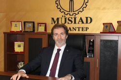 Kadın aile ocağında ilk eğitimi veren bir öğretmen ve eğitimcidir