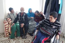 4 engelli çocuğa sıkılmadan bakıyorlar!