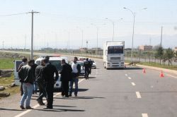 Kamyonun sıkıştırdığı polis aracı takla attı