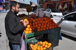 Atanamayan öğretmen seyyar satıcılık yapıyor