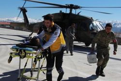 Helikopter, balkondan düşen kız için havalandı