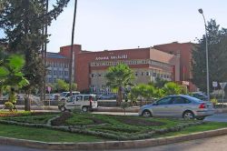 Su şişeleri ile dolu bebek arabası paniğe neden oldu