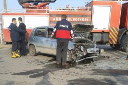 Öğretmenleri taşıyan otomobil 4 araca çarptı:3 yaralı