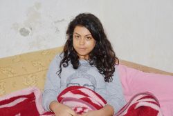 Bacakları çürüyen genç kız yardım bekliyor