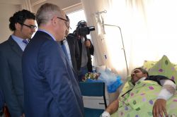 Bıçaklı saldırıya uğrayan uzman doktora ziyaret