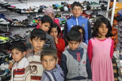 YETİM-DER’den fakir çocuklara ayakkabı yardımı