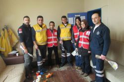 Ağrı Kızılay Gençlik Kollarından doktorlara karanfil