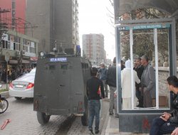 Kızıltepe Çeçan Mezarlığı karşısında damat ile kardeşine meydan dayağı