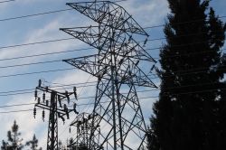 Eyyübiye Akabe Mahallesi’ndeki elektrik iletişim hatları mahalleliyi tedirgin ediyor