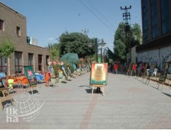 Liseli Öğrenciler Sokakta Resim Sergisi Açtı