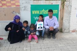 Akçakale'de peşmergenin alıkoyduğu TIR şoförü için oturma eylemi