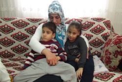 2 doktorun söylemi arasında kalan anne, çocukları için çırpınıyor