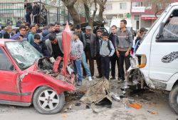 Karşı şeride geçen otomobil kamyonete çarptı