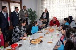 Ağrı Valisinin eşi Sevgi Evleri’ni ziyaret etti