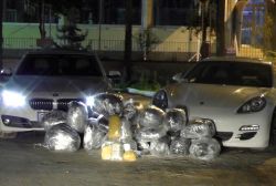 Lüks araçlarda uyuşturucu ele geçirildi