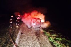 Seyir halindeki araç aniden alev alarak yandı