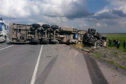 Nusaybin-Cizre karayolunda TIR devrildi