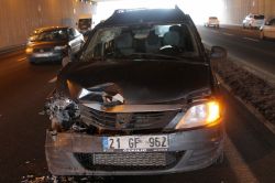 Otomobil minibüse çarptı trafik kitlendi