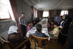 Vali Işın, konutunda yaşlıları  ağırladı