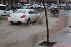 Yağışlar caddeleri göle çevirdi