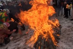 Newruz ateşinde yanmaktan son anda kurtuldu