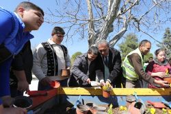 Down Sendromlu çocuklar çiçek diktiler