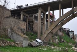Kamyonet Hasankeyf köprüsünden uçtu: 3 yaralı