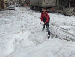 Siverek’te mahalle köpükle kaplandı