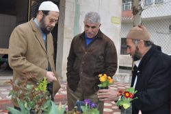 Çiçek satarak 11 kişilik nüfusunu geçindiriyor