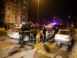 Adıyaman'da, hafif ticari araç karşı şeride geçti: 3 yaralı