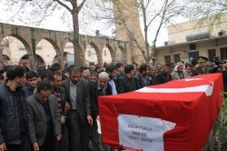 Askeri birliğinde ölü bulunan genç defnedildi